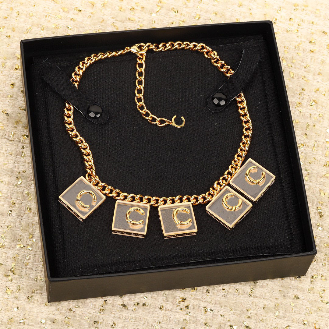 2023 Collier pendentif à breloque de qualité de luxe avec 5 pièces de forme carrée avec un design de couleur transparente en plaqué or 18 carats