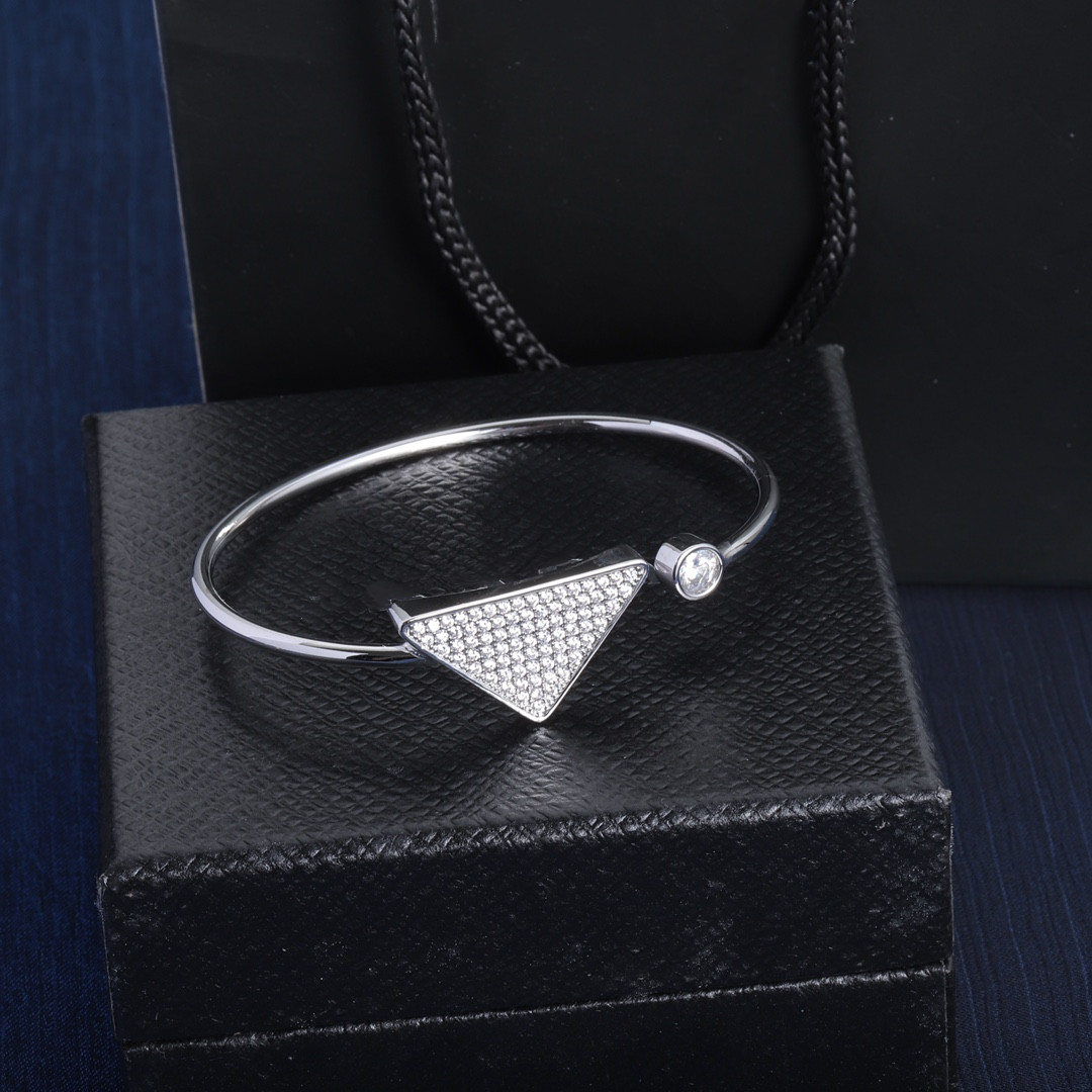 

Top Design White Black Gold Hard Bracelet with Triangle Letter Decoration Fashion Unisex Bracelet Rock Hip Hop Youth Commuter Matching