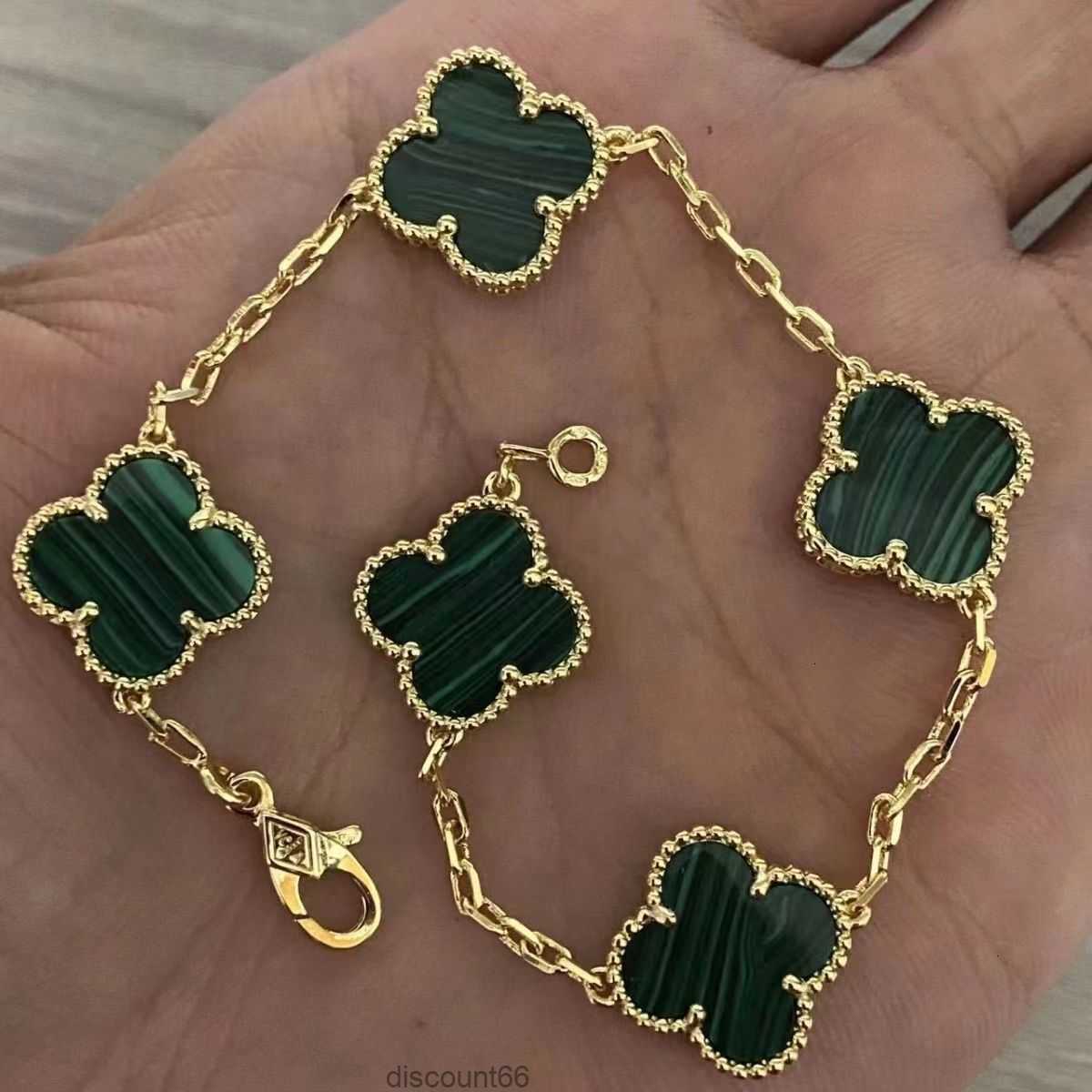 

2023 Luxury Designer Charm Bracelet Clover Pearl 4 Pieces 18k Gold Necklace Earrings Wedding Laser Brand Bracelet780s9nzt7V6W
