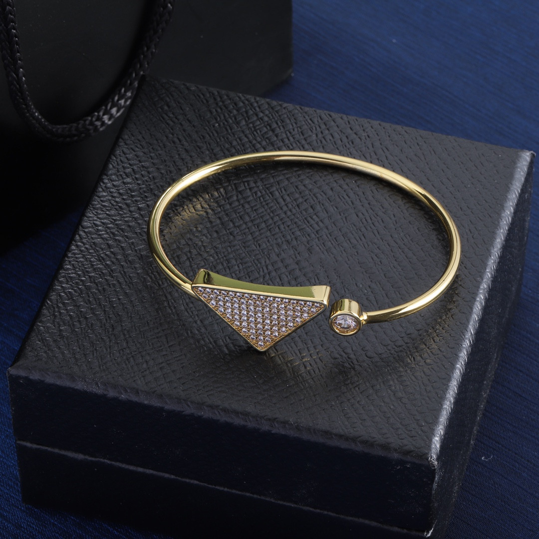 

2023 fashion Bracelet with Triangle Letter Decoration Fashion Unisex Bracelet Rock Hip Hop Youth Commuter Matching
