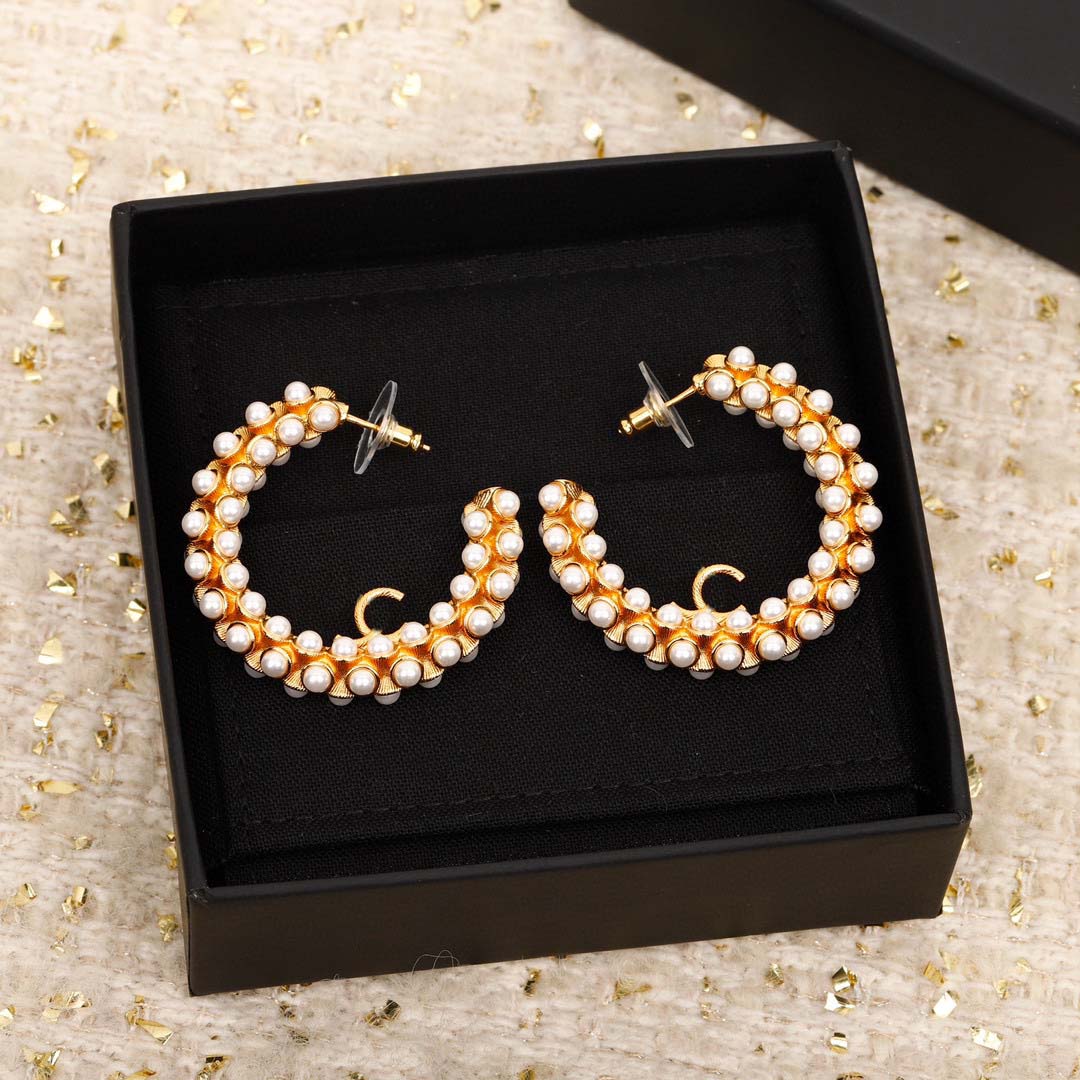 Charme de luxe Charme Round Forme d'oreille Boucle d'oreille avec des perles de coquille de nature dans un plaqué or 18K AVOIR PS7378B
