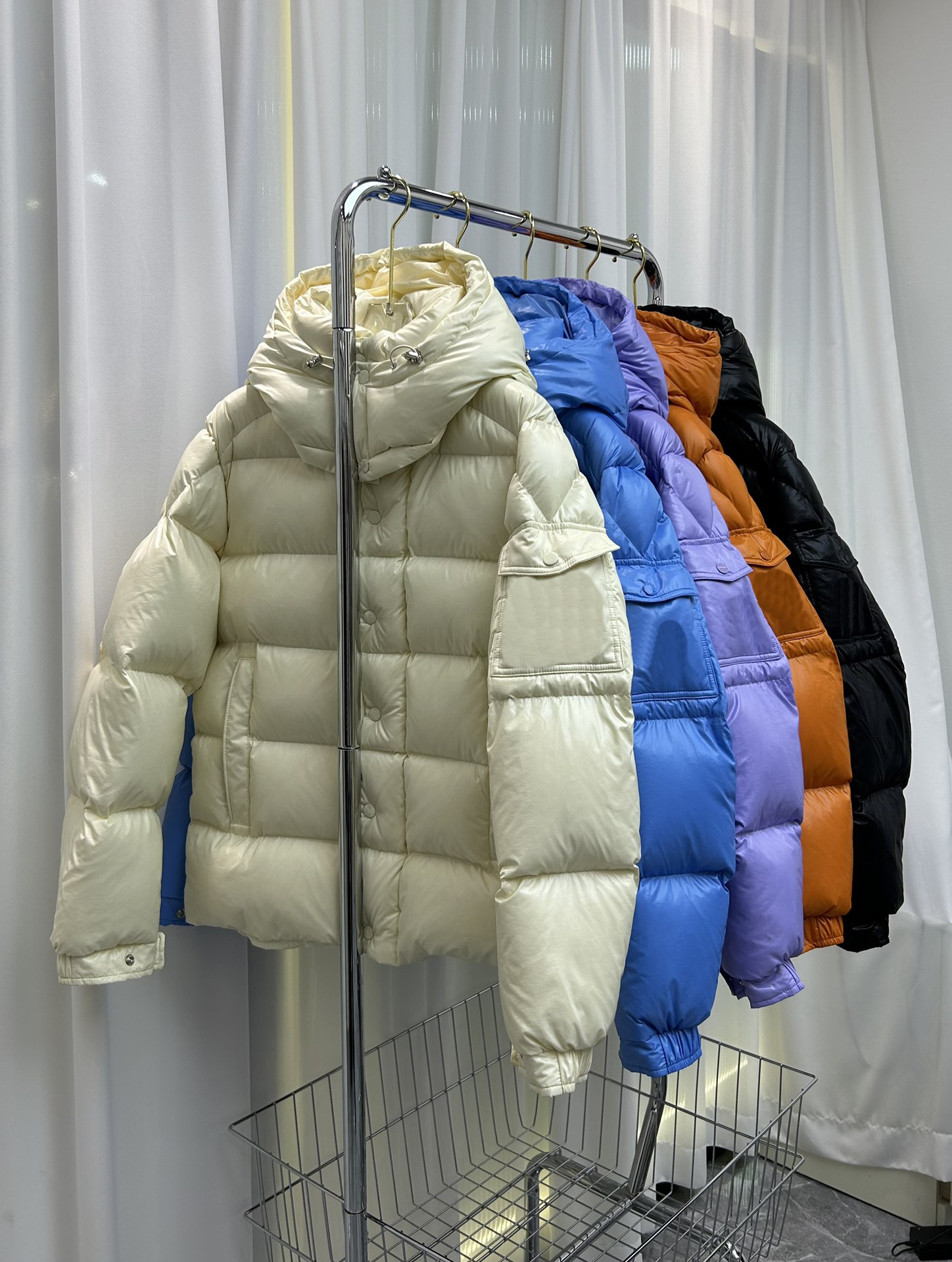 Mens and Womens fashion brands down jackets highquality outdoor windproof material warm white duck down jacket winter luxury designer men coat
