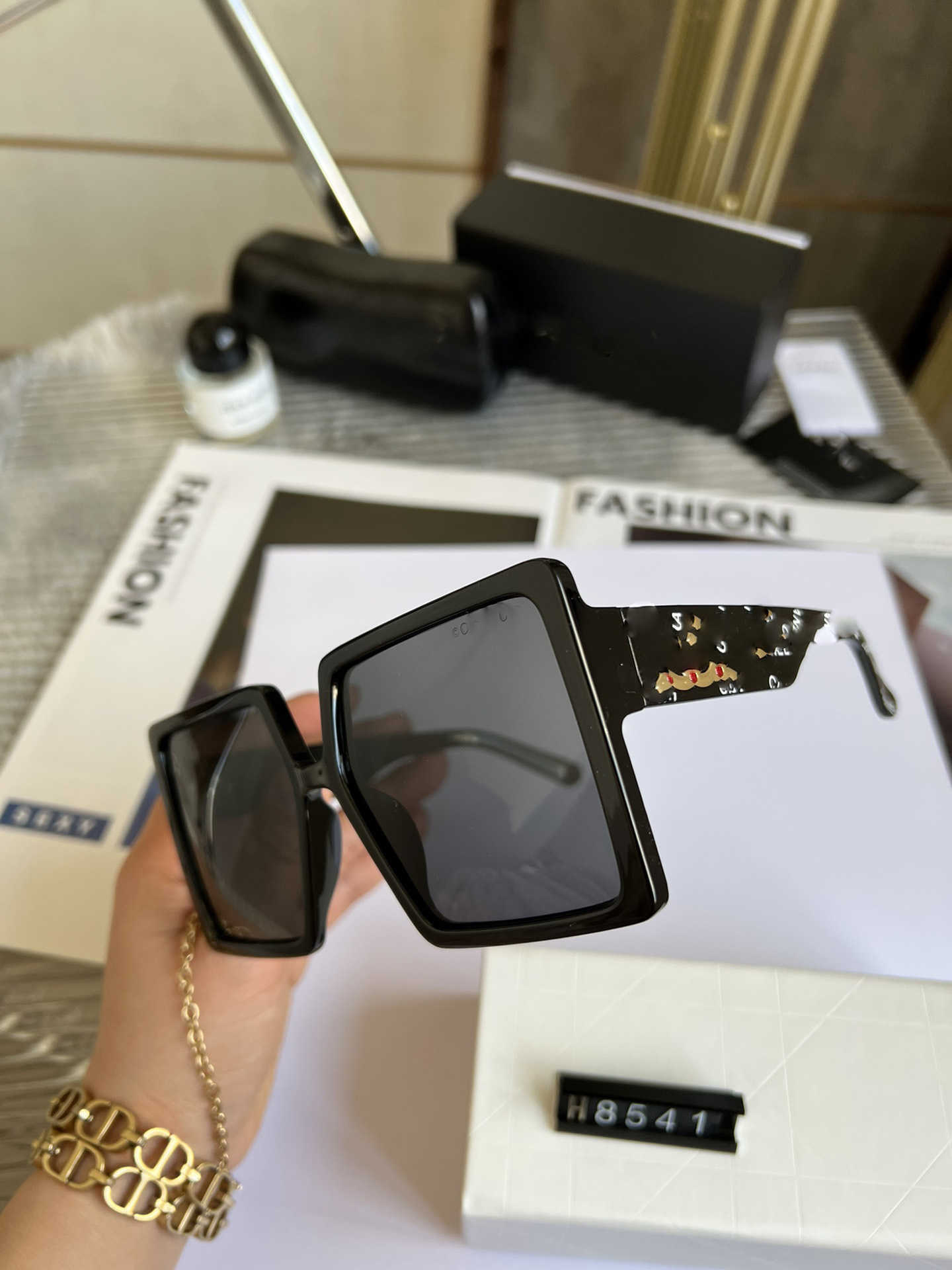 

Frames 2023 New Fashionable Sunglasses Large Square Women Polarized sunglasses
