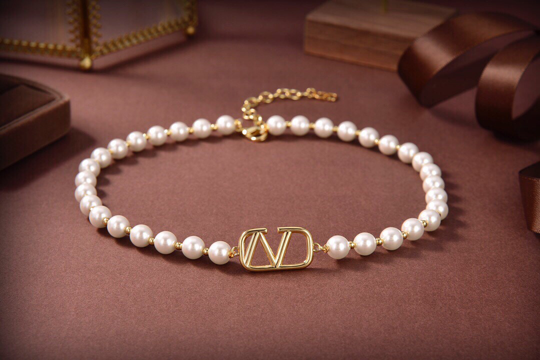 

Designer Pendant Necklaces Letter V Logo Jewelry Necklace Luxury Women New Style Fashion Jewelry Pearl Metal Valentinoity Day Gift tyt