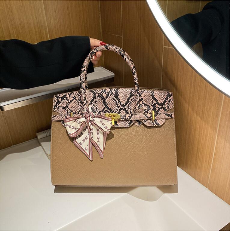 Factory outlet ladies shoulder bag 6 colors classic elegant snake handbag small fresh bow ribbon backpack this year popular thickened leather han-image-756405631