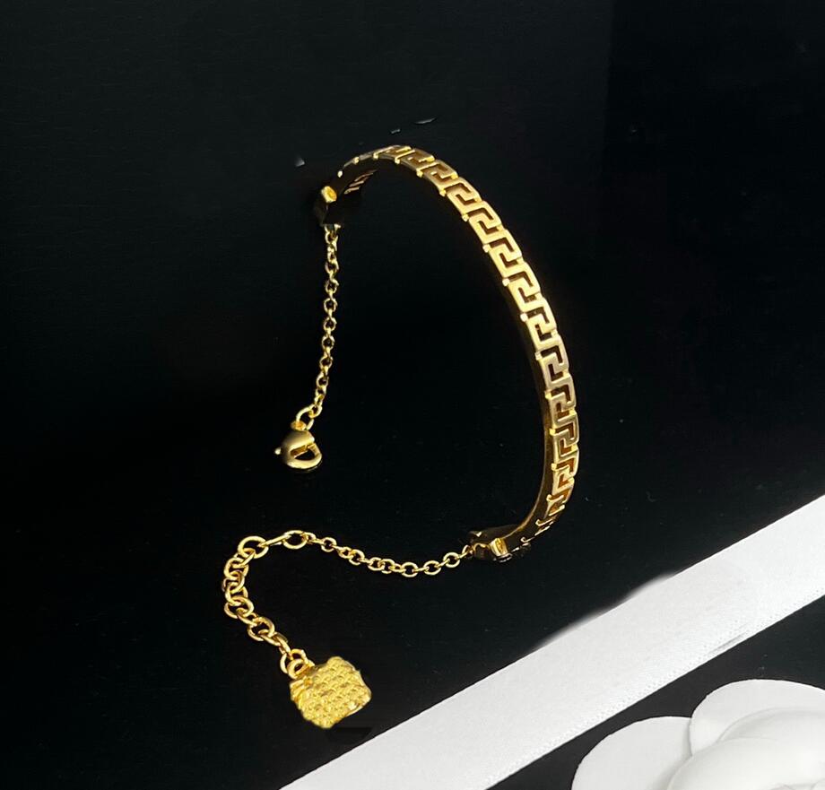 

Retro simplicity Bracelets ancient Greek pattern Cuff Bangle Banshee Medusa Head Portrait 18K Gold Plated Women Designer Jewelry Festive Party Gifts MB1 --06