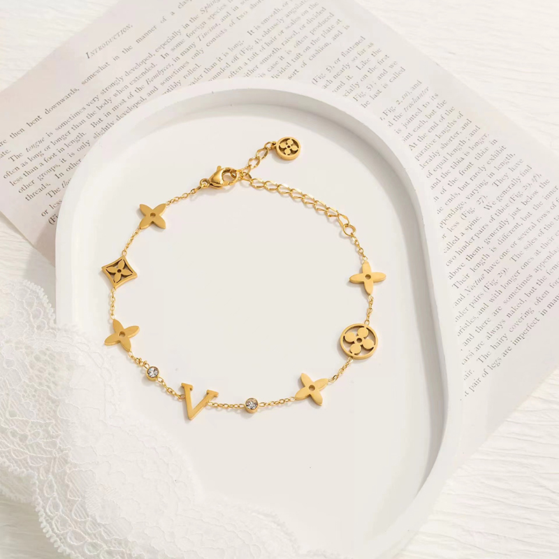 

Luxury bracelets designer for women chain bracelet designer elegant gold and silver Bracelet fashion womens letter pendant clover wedding special design jewelry