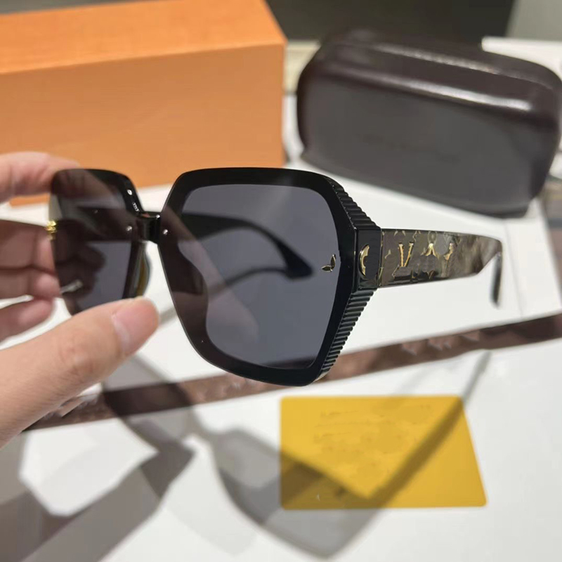 

Luxury designer sunglasses Man Women sunglasses Black Frame Alphabet design Seaside driving wear Goggle Beach sunglasses Retro Frame Luxury Design UV400 With Box