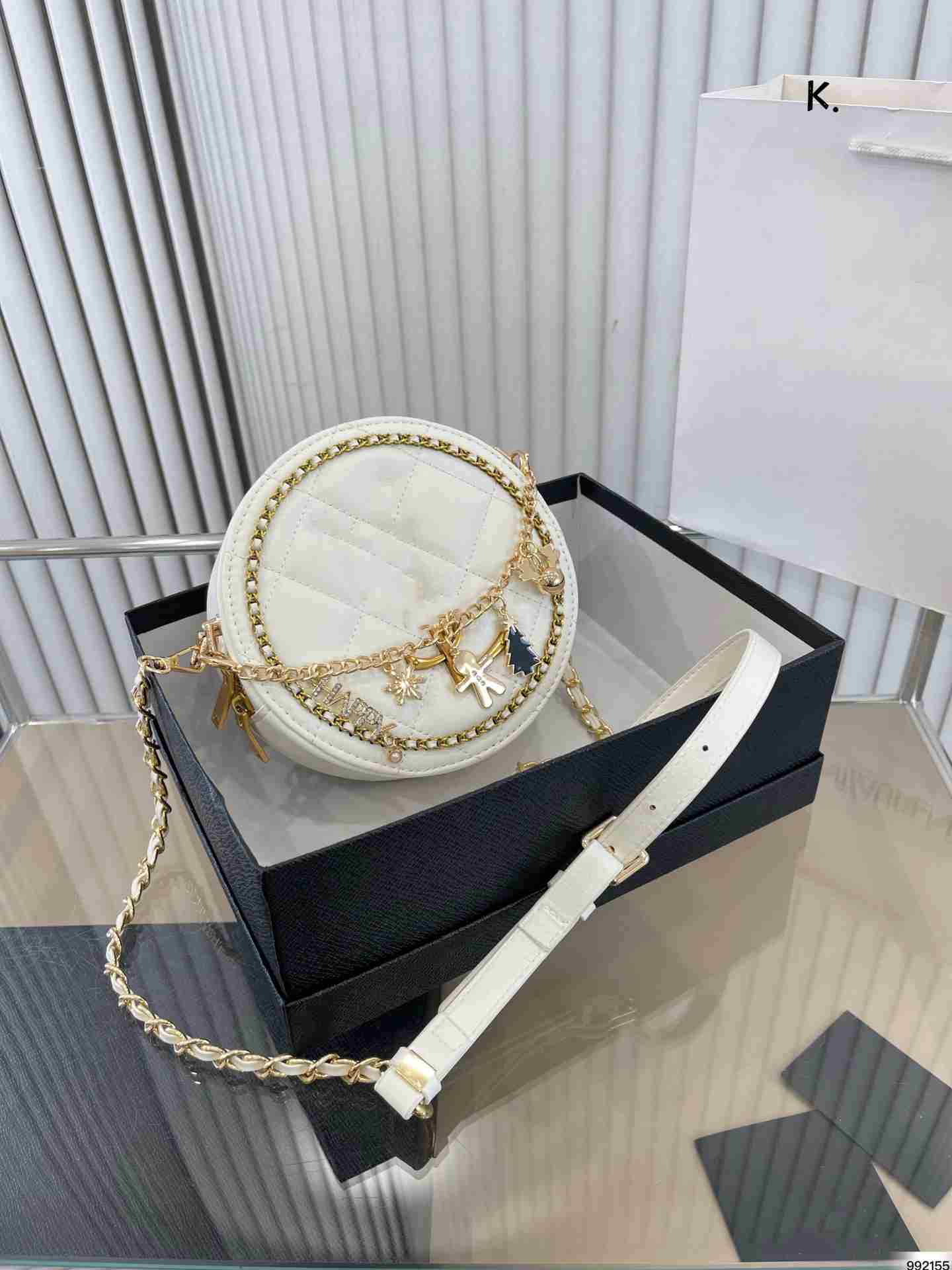 

2023 New Fashion Bag Women's Round Bag Single Shoulder Oblique Cross Classic Lingge Fashion Versatile Chain Limit, Black