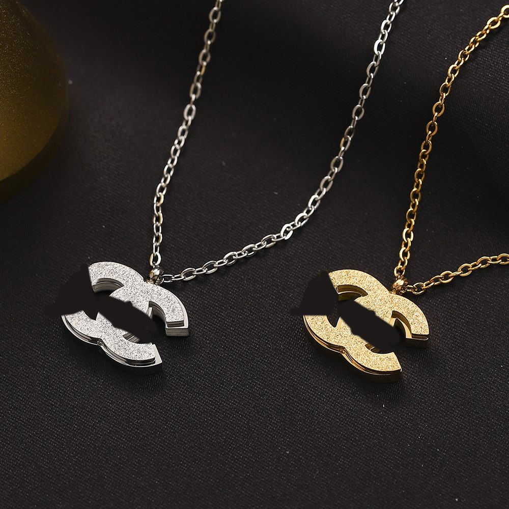 

Designer Frosted Pendant Necklaces For Women Elegant Letter Necklace Highly Quality Choker Chains Jewelry Accessories 18K Plated Gold Girls Gift