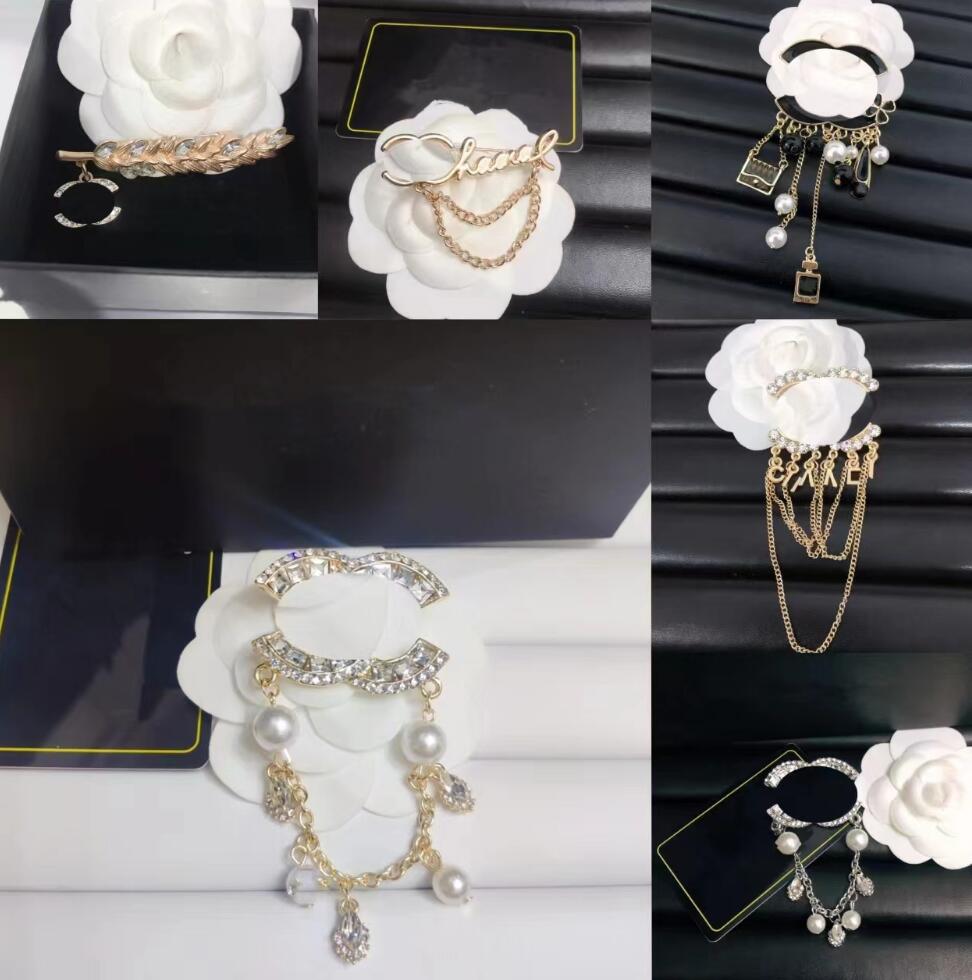 

Famous Design Brooches Luxurys Desinger Brooch Jewelry Women Rhinestone Pearl Letter Brooches Pin Fashion Jewelry Clothing Decoration High Quality Accessories