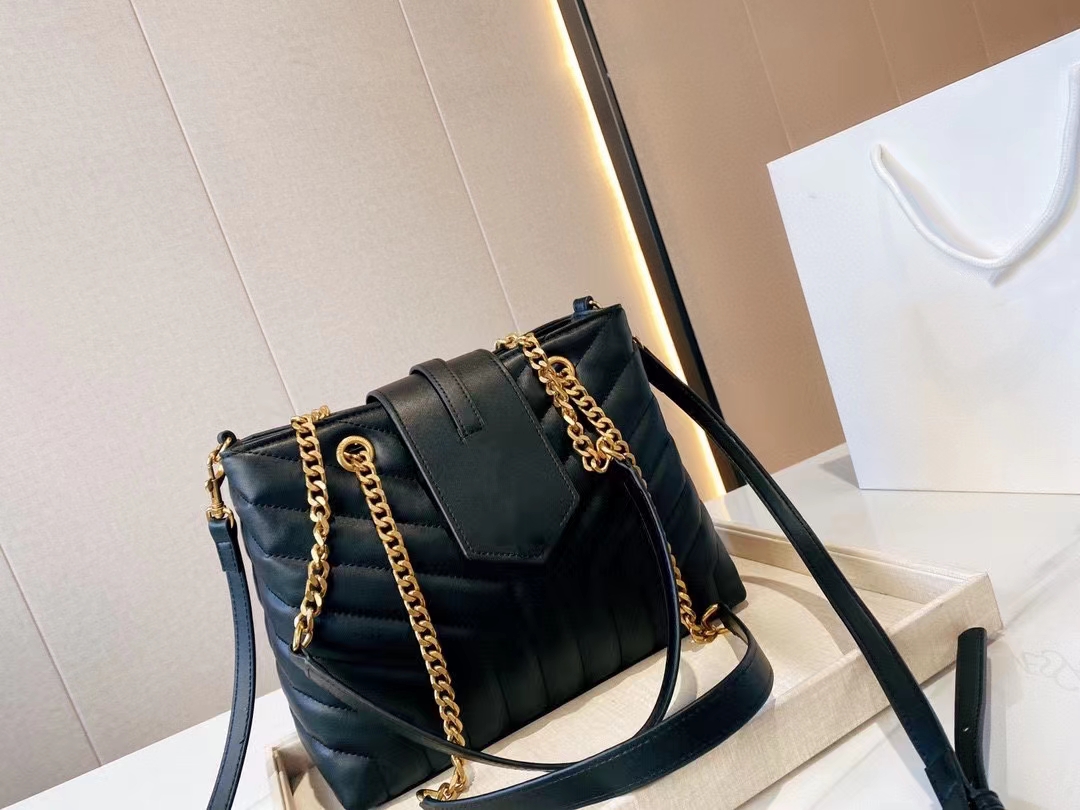 

Fashion designer bag 2023 new gold and silver hardware chain cloud bag luxury women's single shoulder bag crossbody bag, Red