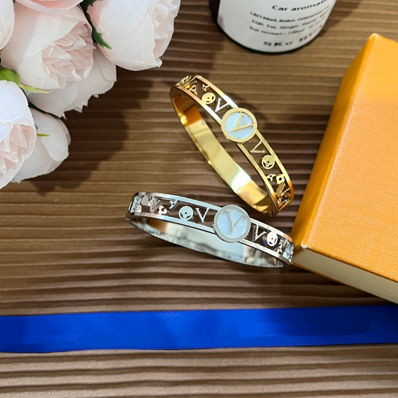 

Designer Bangle Charms Gold and Silver Bracelet for Women Europe America Fashion Style Conch Stitching Women Stainless steel Wedding Love Gift Jewelry