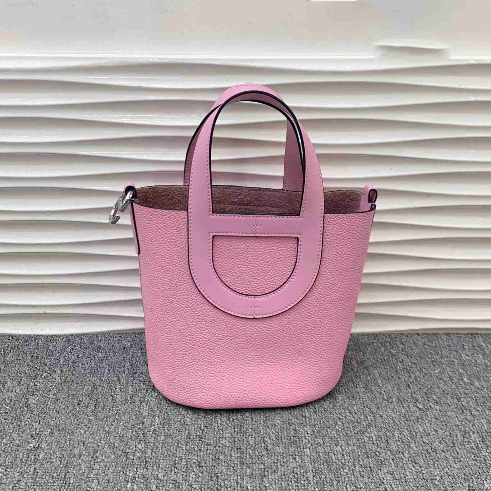 

Designer Luxury Women's Pig Nose Vegetable Basket Handbag Fashion Togo Top Layer Cow Skin Litchi Grain Bucket BagFLQD6CPI Picotin, Bubble green