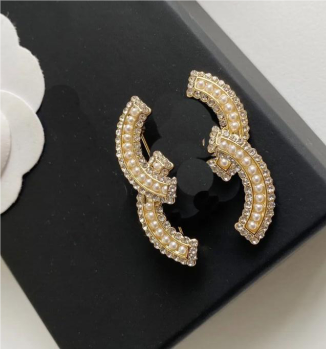 

23ss Fashion Brand Letter Designer Brooches Pins Hollow Women Men Rhinestone Pin Wedding Party Metal Jewerlry Accessories Gift with Figure Stamp