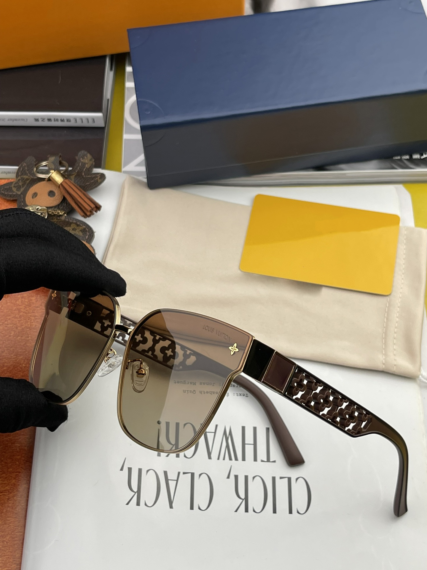 

Men sunglasses Designer fashion sunglasses UV glass lenses, men and women sunglasses 3-color optional triangle logo