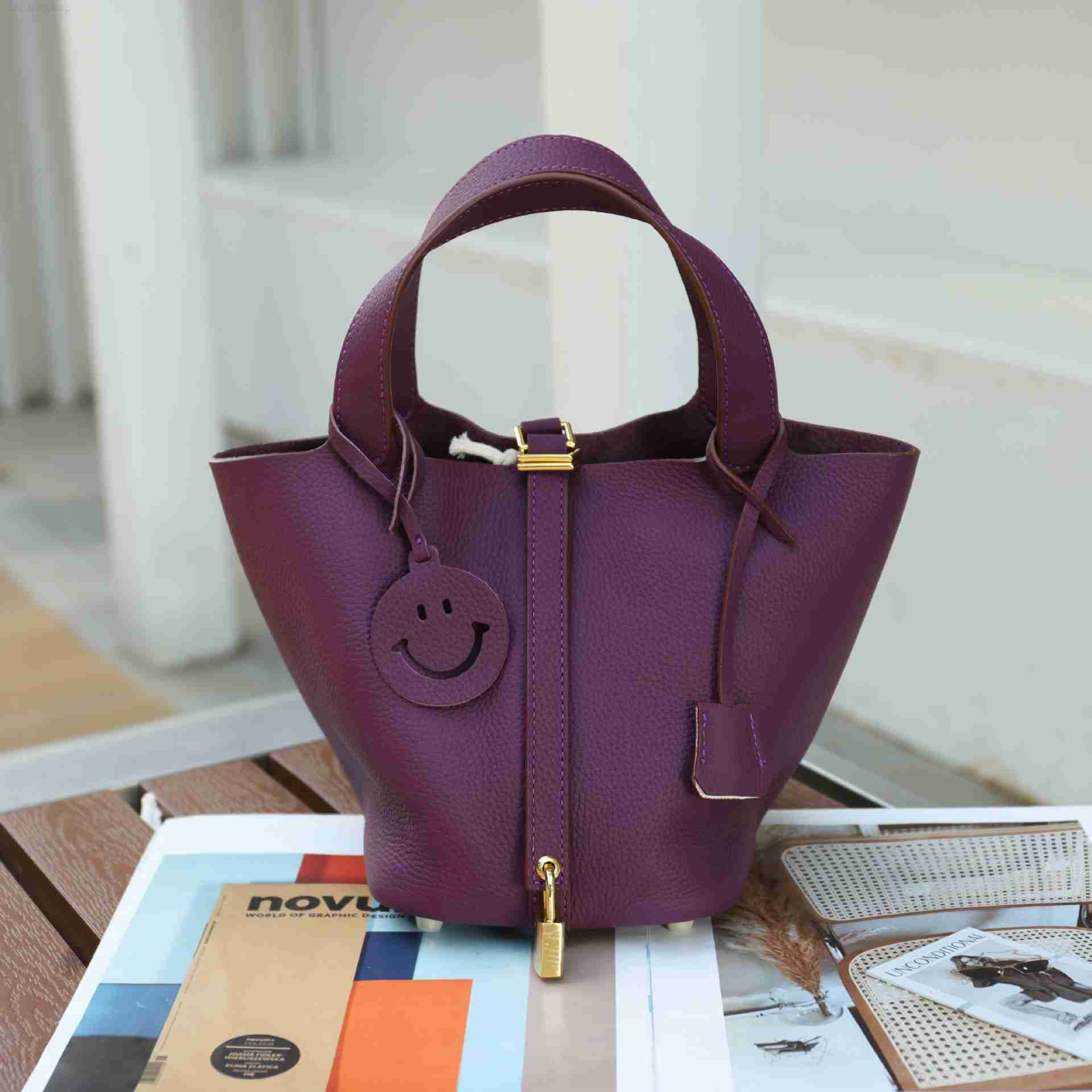 

Designer Luxury Bag Vegetable Basket Women's Leather Hand Shoulder Litchi Grain Bucket BagJAHE9H2Z Picotin, Almond green