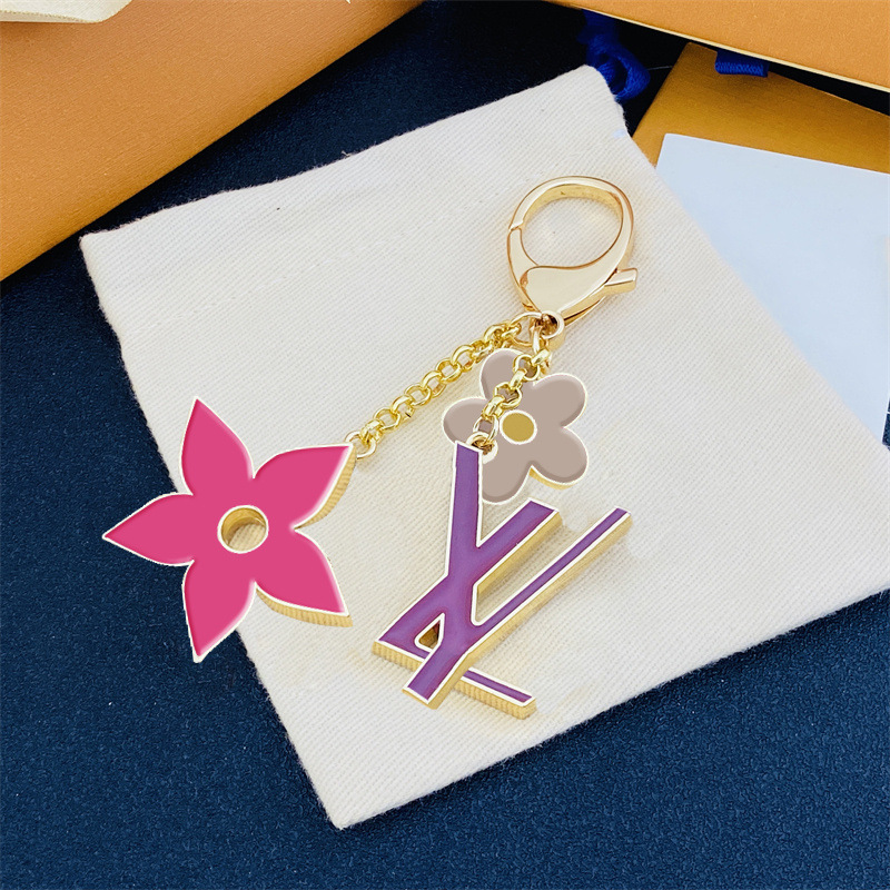 

Brand luxury designer key rings keychains Letters diamond designers keychain gold top car key chain womens buckle jewelry keyring bags pendant