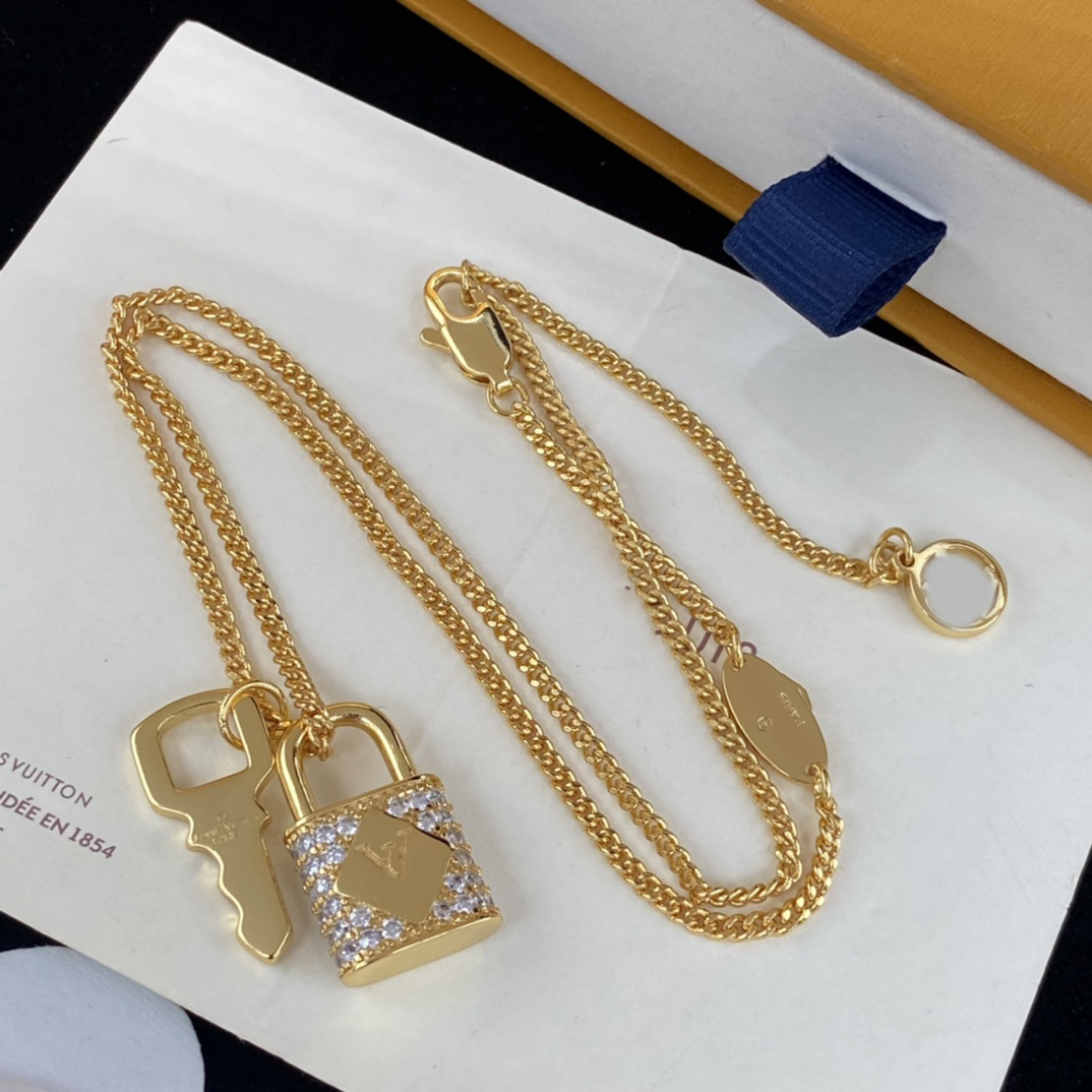 

Luxury V Letter Lock Pendant Necklaces Fashion Man Woman Women Party Wedding Lovers Gift Hip Hop Jewelry No Box