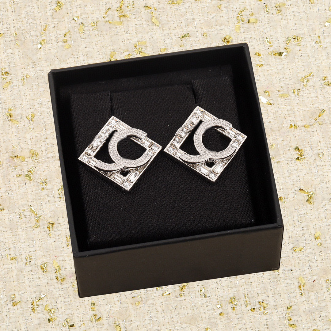 

2023 Luxury quality charm stud earring in silver plated have box stamp PS7779A