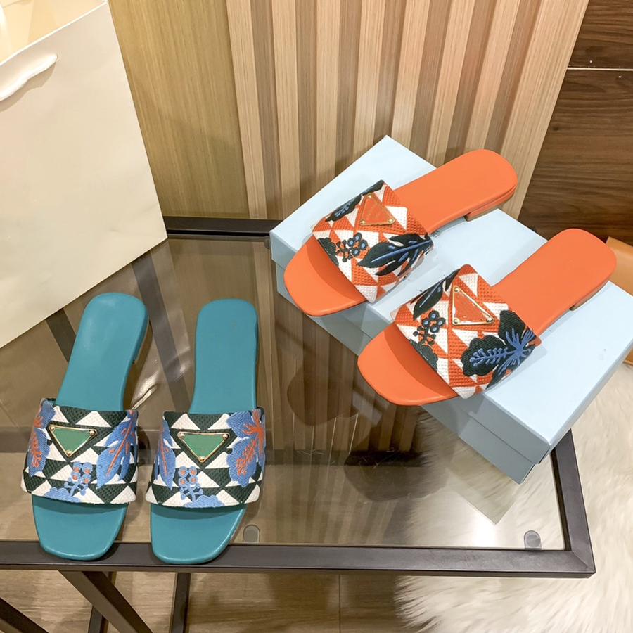 

Designer Women Leather Sandals Flat Slippers Beach Outdoor Fashion Slippers Metallic Denim Chains Slip On Summer Indoor Slide Sandals