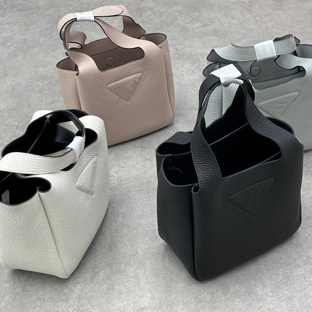 

Genuine leather Triangle Shoulder bag Womens mens prad fashion Designer metal logo totes basket clutch handbags Luxury crossbody famous mini pochettes beach bags, Black