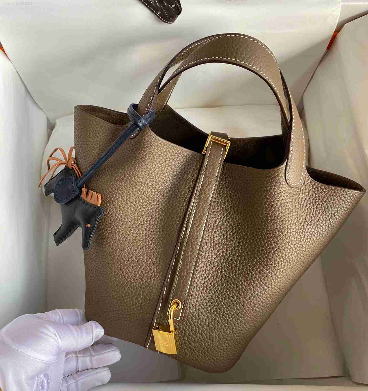

Designer Luxury Style Vegetable Basket Bucket Lychee Grain Top Layer Cow Leather Hand Advanced Feeling Commuter Bag Picotin, Elephant grey 18cm (gold buckle)