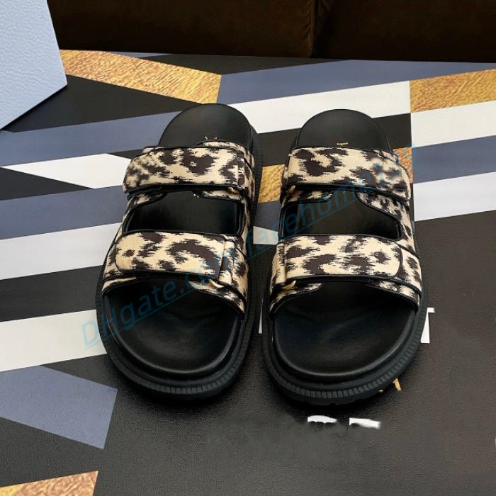 

2023 Summer Women Sheep Leather Sandals Shoes Slides Summer Platform Flats Low Heel Buckle Sandals Slip On Ankle Strap Beach Shoes Sneakers Flip Flops