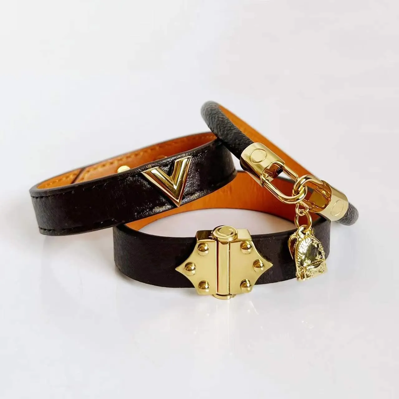 

Luxury Designer Jewelry Women Leather Bracelet with Heart Lock Hardware Charm PU Bracelets Four Leaf Flower Pattern Gold Bag Pendant Hanging Fashion new style