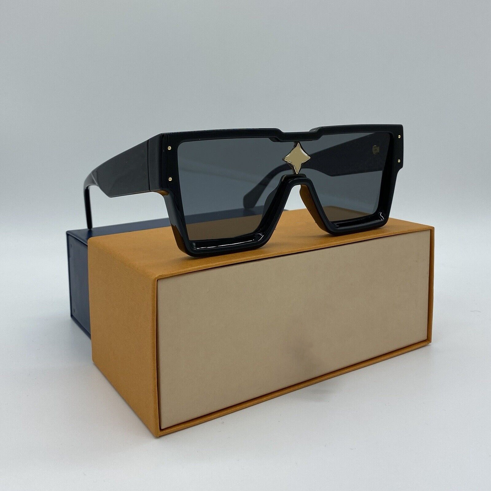 

Summer Luxury designer Cyclone Sunglasses For Men and Women style cyclone Anti-Ultraviolet Retro Plate square Full Frame fashion Eyeglasses Brand New Random Box