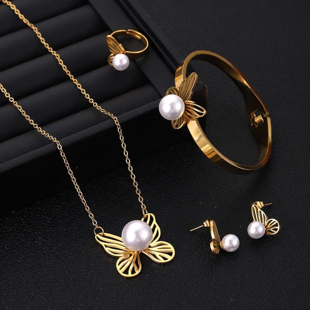 Joyería de diseño Chino Explosivo Destacado Conjunto de pulsera de perlas blancas Nicho Versátil Oro Titanio Acero Mariposa Collares pendientes El nuevo listado