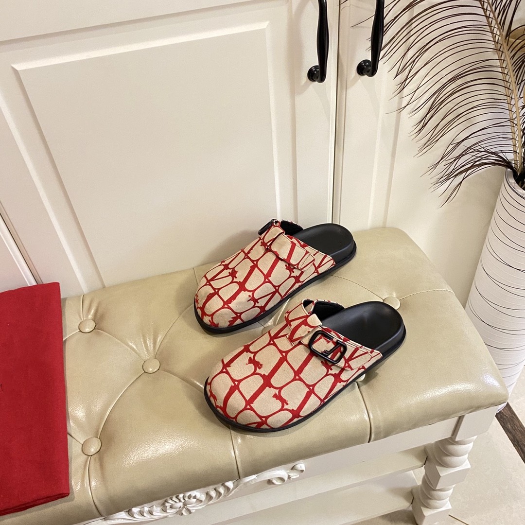 

Designer sandals luxury platform slippers hollow pattern slippers sandals rubber flatsole slippers with gift box