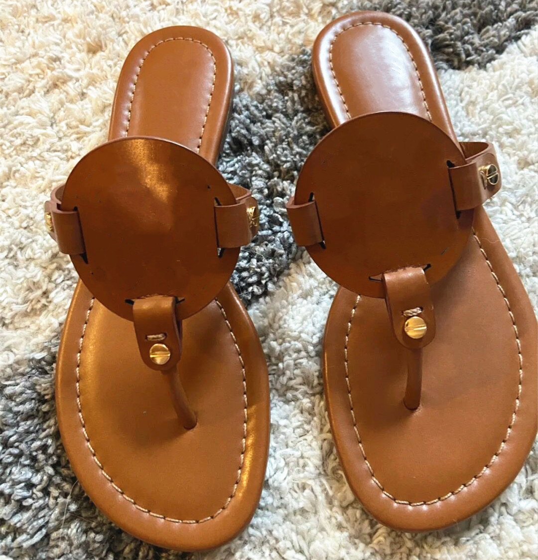 2023 Designer Pantoufles Clip Toe Femme Sandales En Cuir Véritable Casual Femme Appartements Diapositives Chaussures De Plage Nouvelles Tongs Dam
