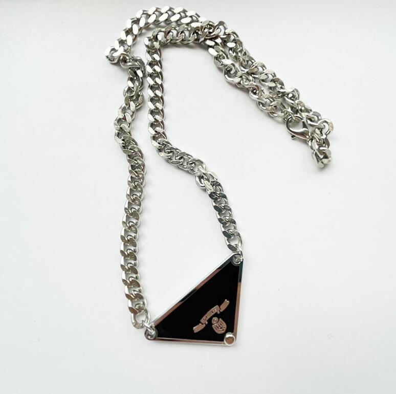 

2023 Luxurys Pendant Necklaces Fashion for Man Woman Inverted Triangle Designers Brand Jewelry Couples Highly Quality Temperament Metal Necklace Accessories
