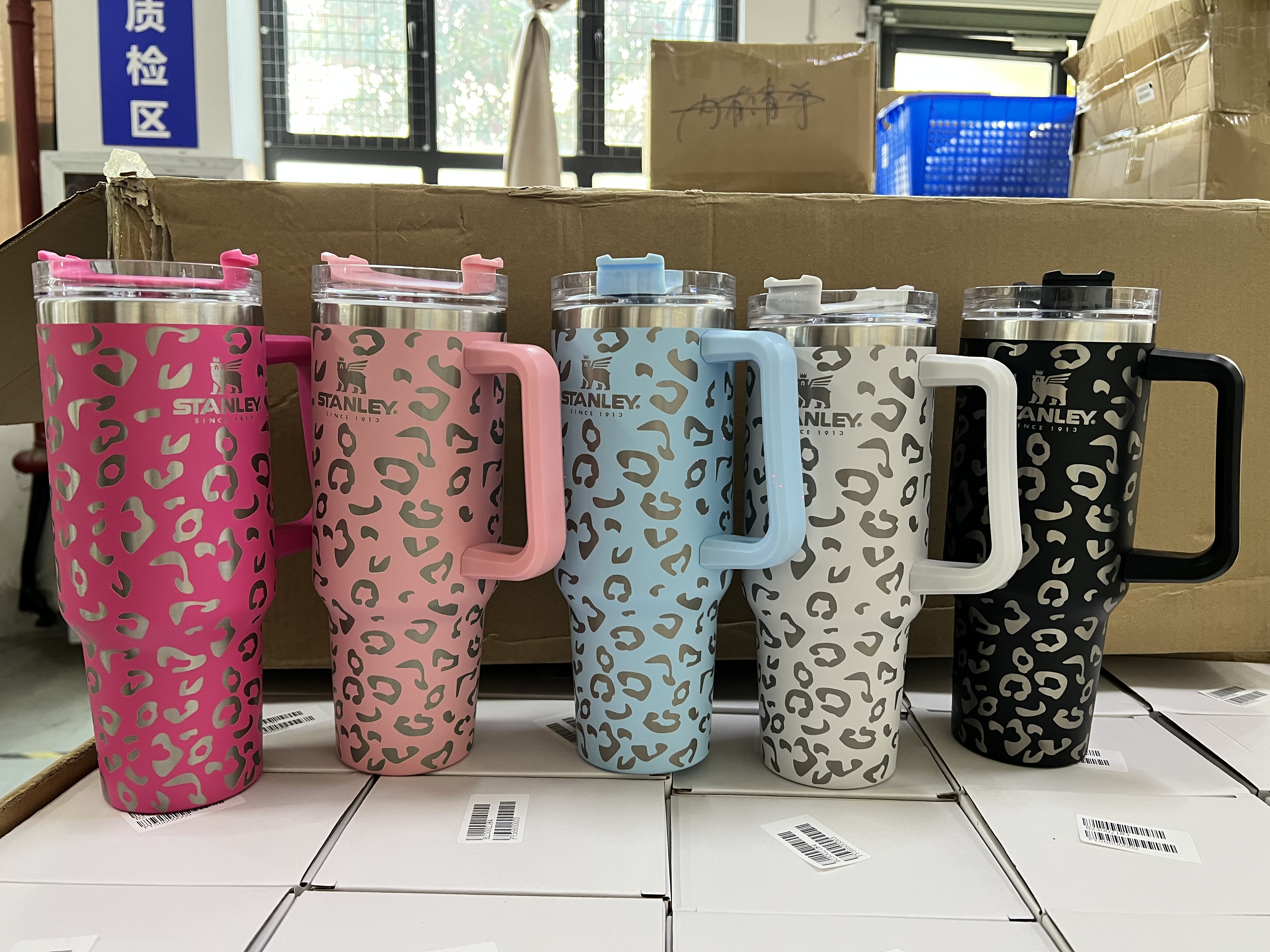 Rose StanIley LOGO 40 oz gobelet en acier inoxydable Leopard avec poignée couvercle paille grande capacité chope à bière bouteille d'eau camping