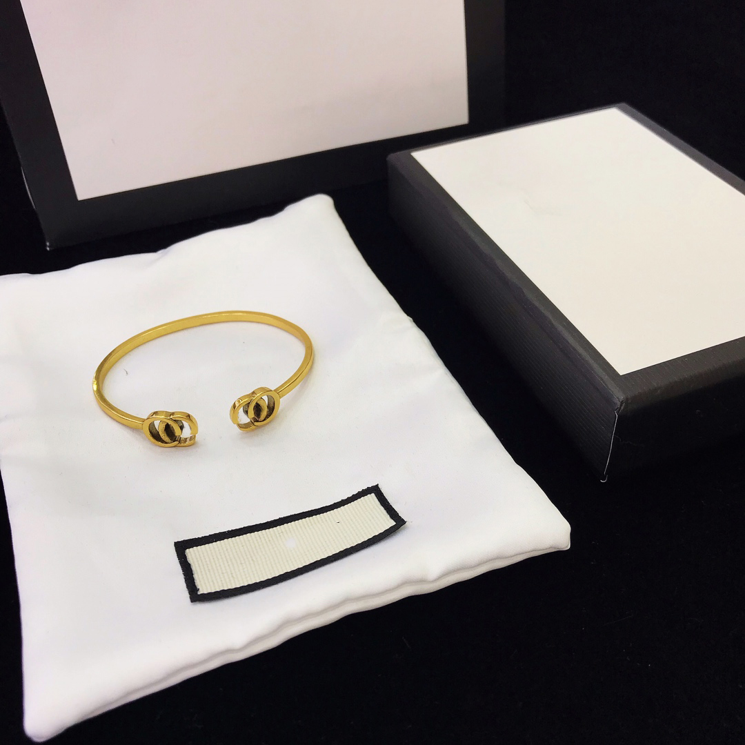 

Retro Bracelets fashion G Cuff styling design is very beautiful counter material