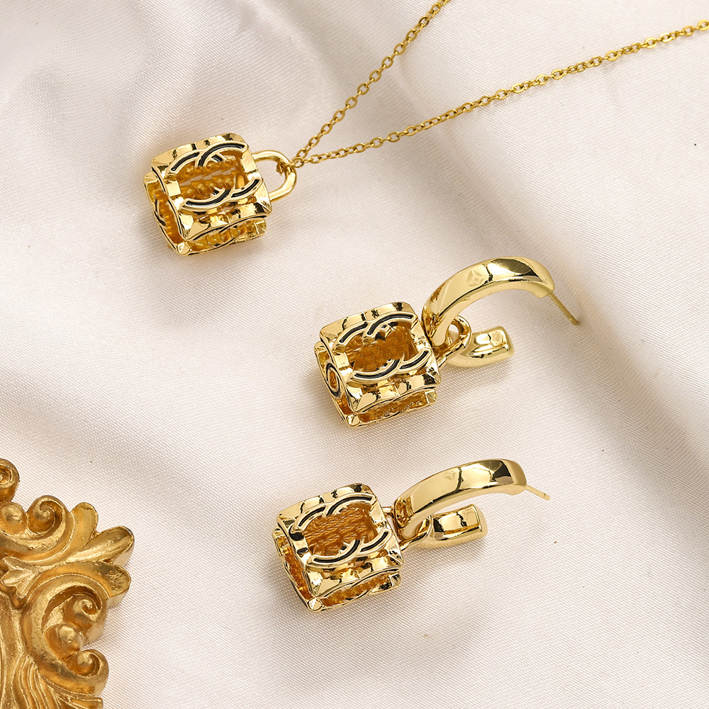 

18K Gold Lock Earrings Charm Designer Jewelry Gift Love Earrings Romantic Retro Design Brand Stud Earrings Classic Women's stainless steel Jewelry