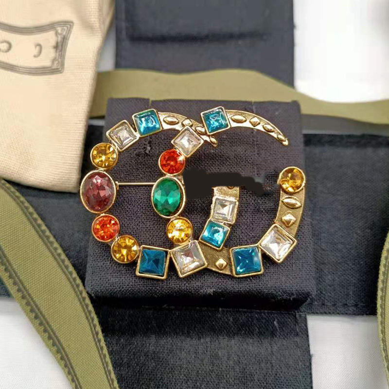 

Luxury Style Brand Letter Brooch Designer Colour Jewel Brooches For Women Charm Wedding Gift Jewelry Accessorie High Quality