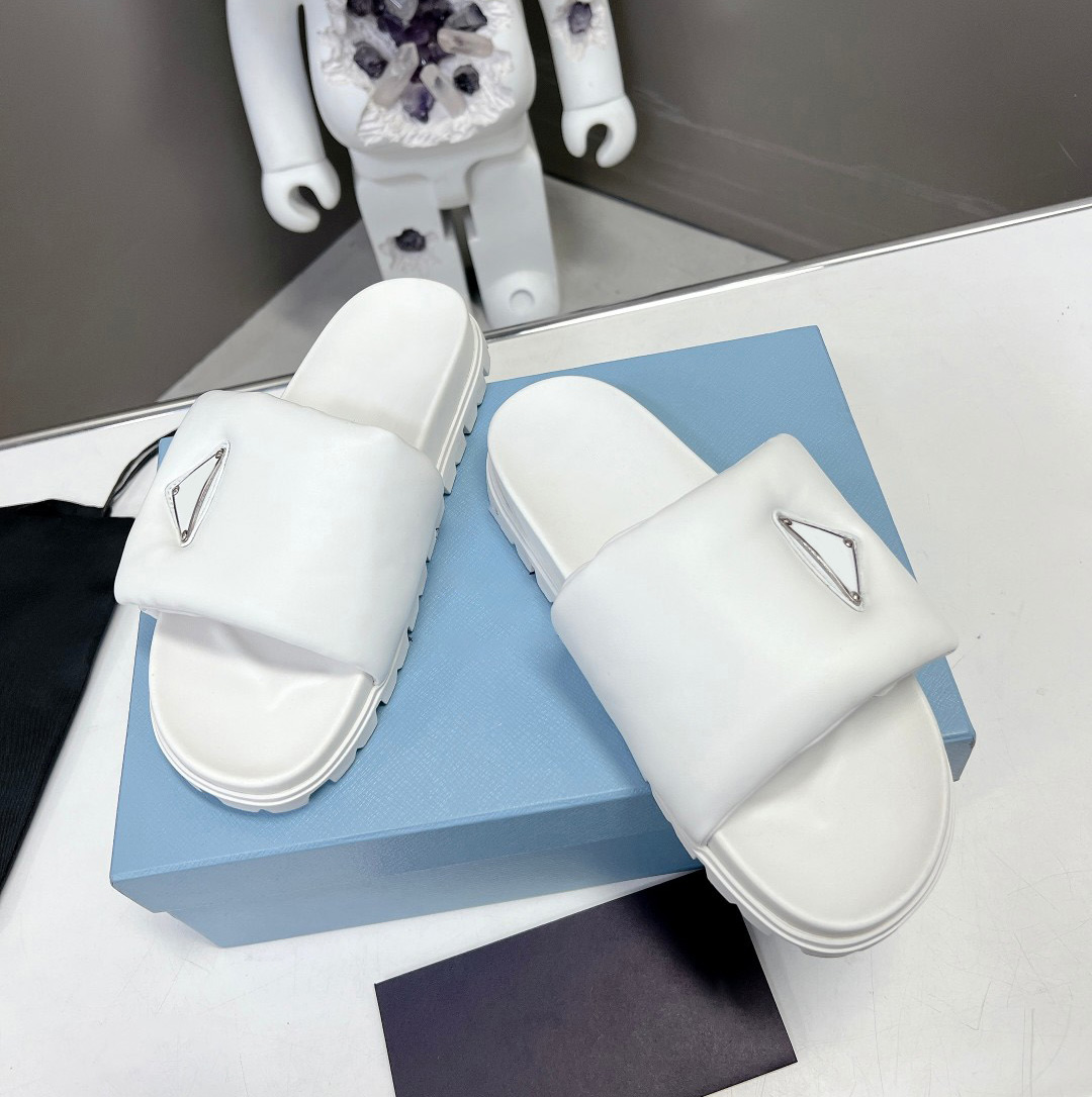 

Chic modern silhouette slippers, sporty lines reinterpreted, soft sheepskin uppers presented quilted design, comfortable sandals., White