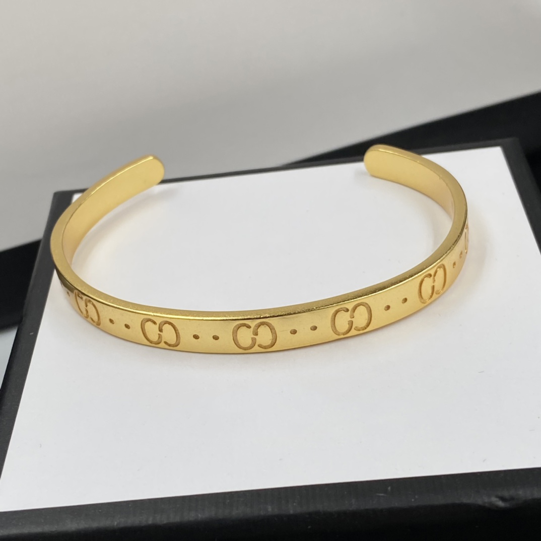 

Gold Designer bracelet Fashion G Jewelry Cuff Bracelet modeling design is very beautiful