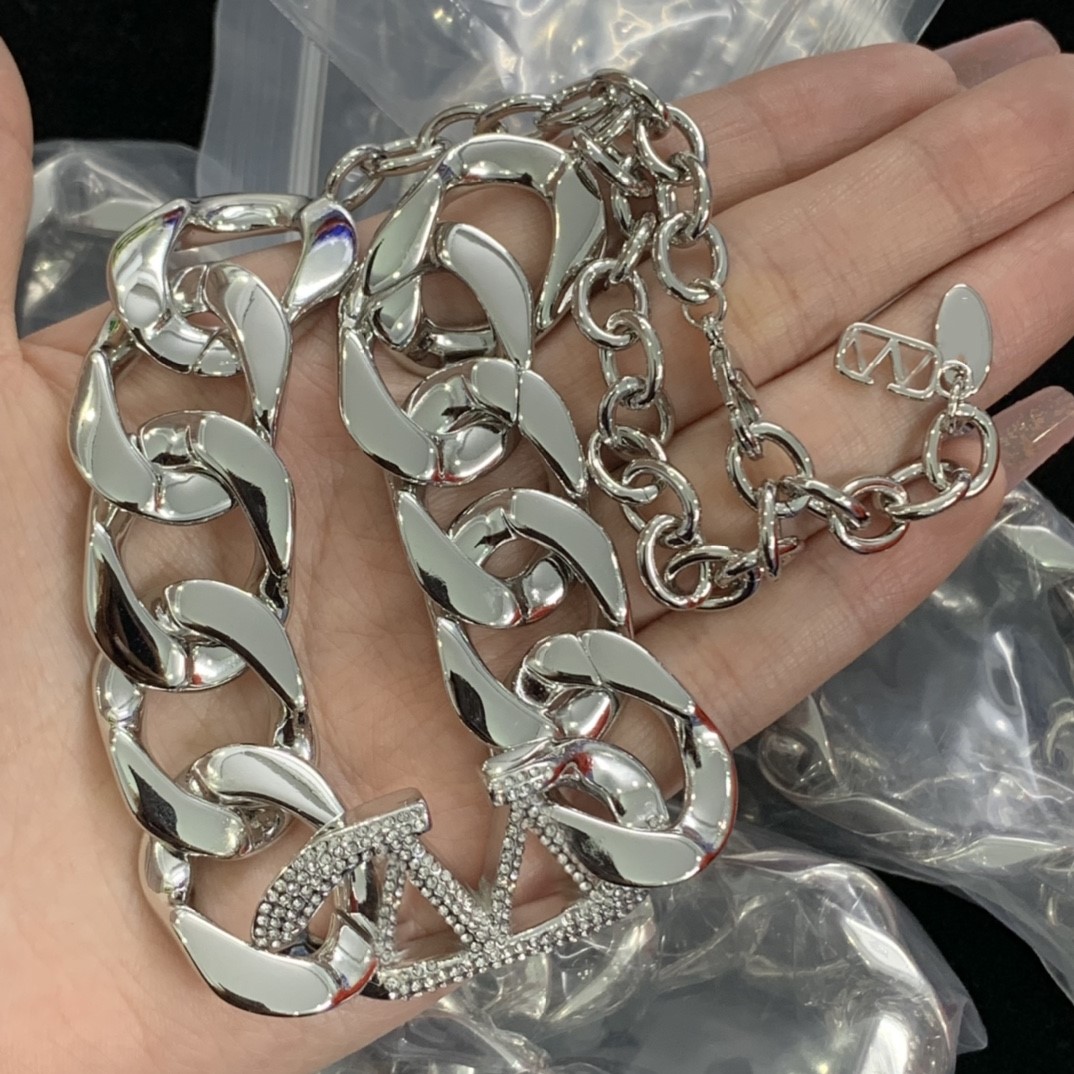 

14 Colors Simple Necklace V Letter Pendant Classic Style Designer Necklaces Valentinoity Love Women Jewelry Wholesale kh2f