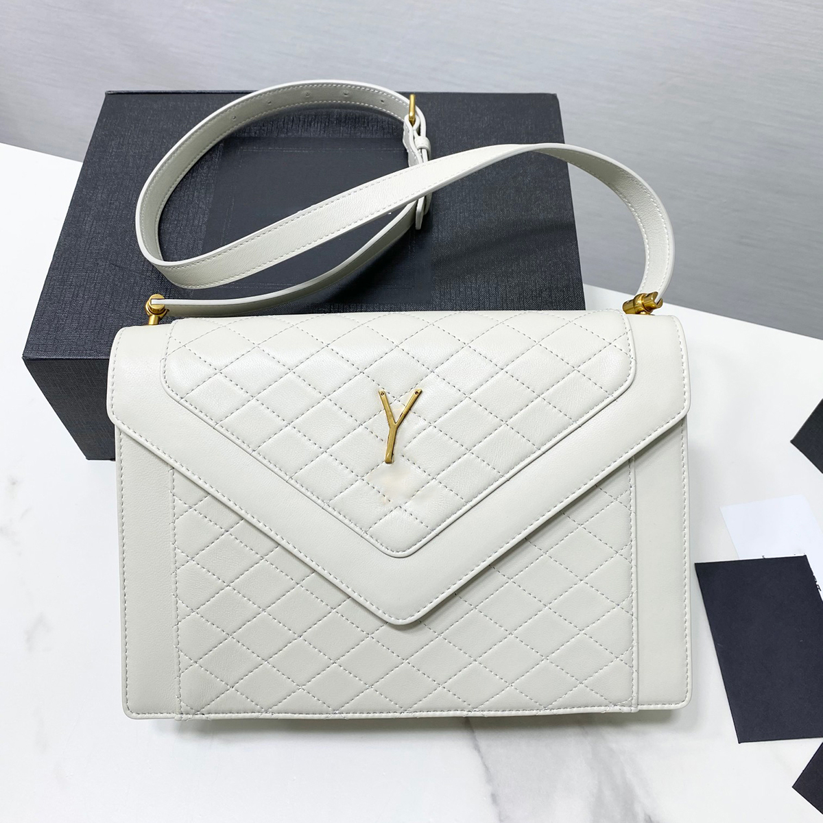 

The highest quality fashion designer women's bag, envelope, satchel, lambskin, diamond pattern texture, magnetic buckle opening and closing design, with packaging box, Box for free don't buy