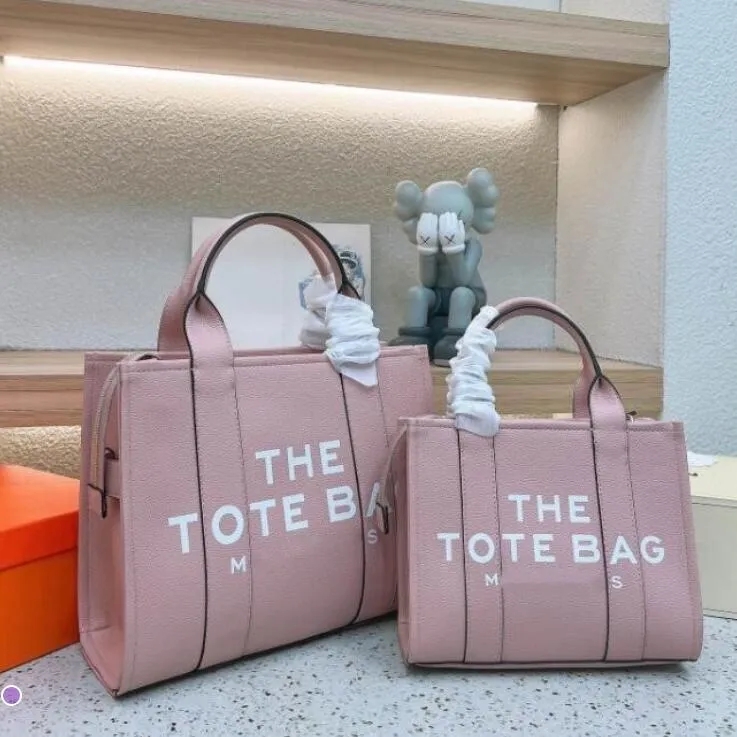 

The Traveler Tote Bag Designers Fabric Tote Bags MARJ-WY552 Mobile Shoulder Strap Large Capacity Daily Commuter Shoulder Crossbody Bag Zip Closure Embossed 2size