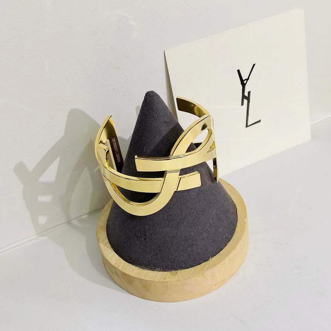 

High end Fashion Bracelets Design Letter Bangle Luxury Bracelets 18k Gold Plated Girl Accessories Selected Couple Party Gifts Charm Pair with Popular Brands