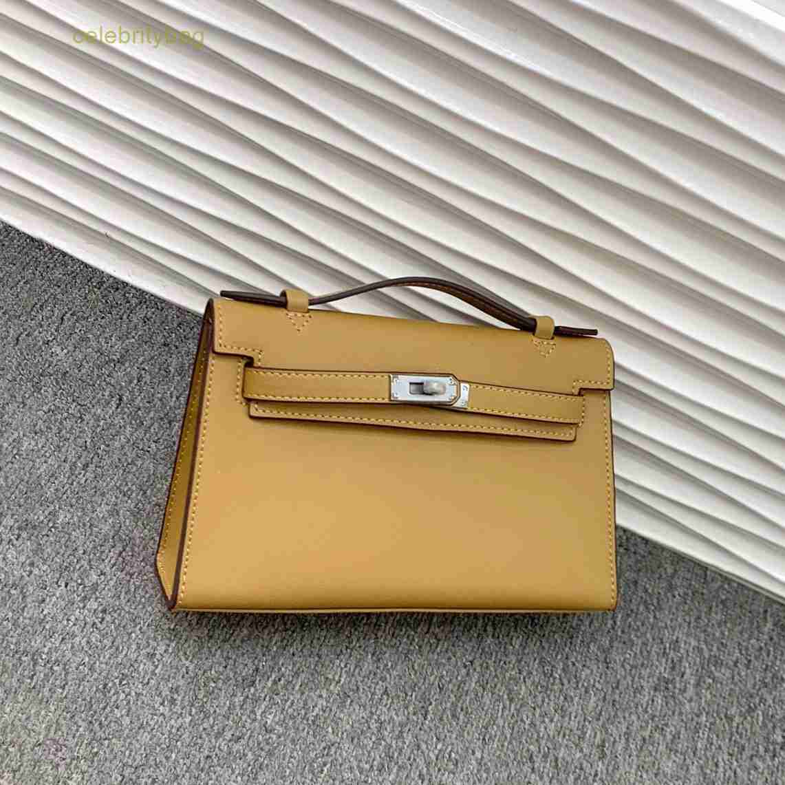

Designer Kellies Handbags Hemres new Women's 2023 Swfit cowhide generation carrie fashion single shoulder messenger portable small square has logo F33H, Swift skin biscuit color