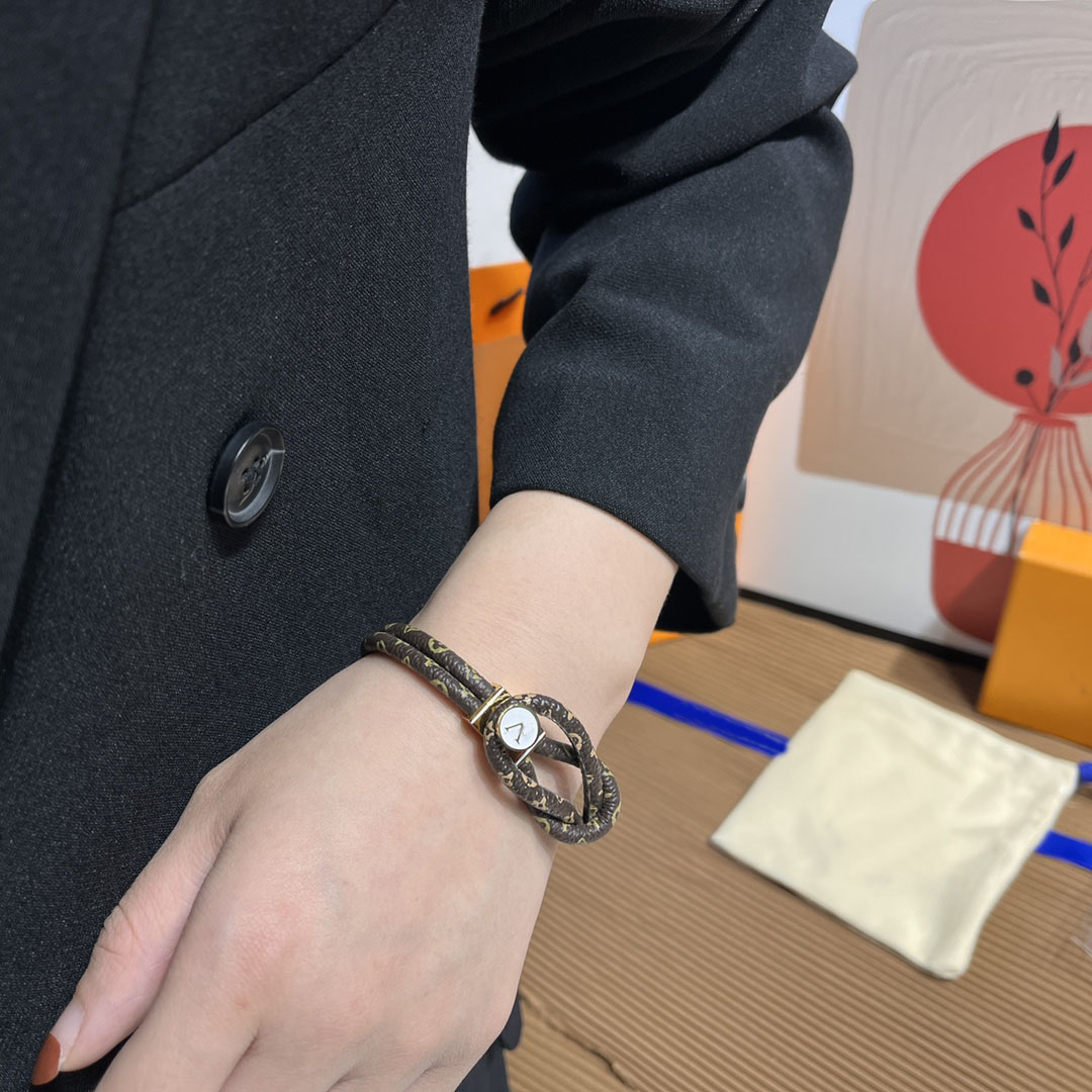 

Fashion Luxury Brand 18k Gold Bangle Flower Pattern Leather Letter Bracelet Designer Jewelry Wristband Cuff Gift S313