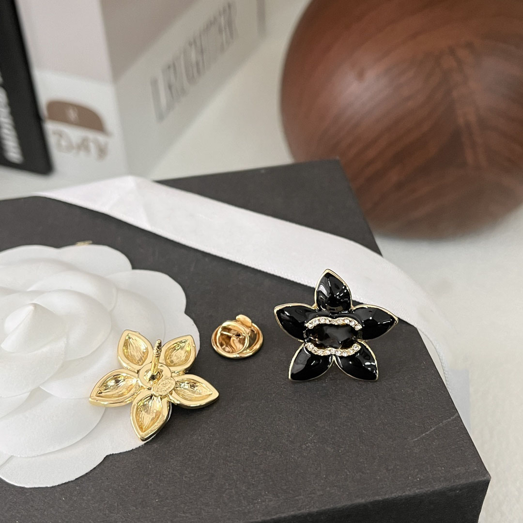 

18k Gold Plated Brooches Pins Luxury Brand Pentagram Star Fashion Women Designers Stainless Steel Brooches Wedding Party Jewellery Gift D144