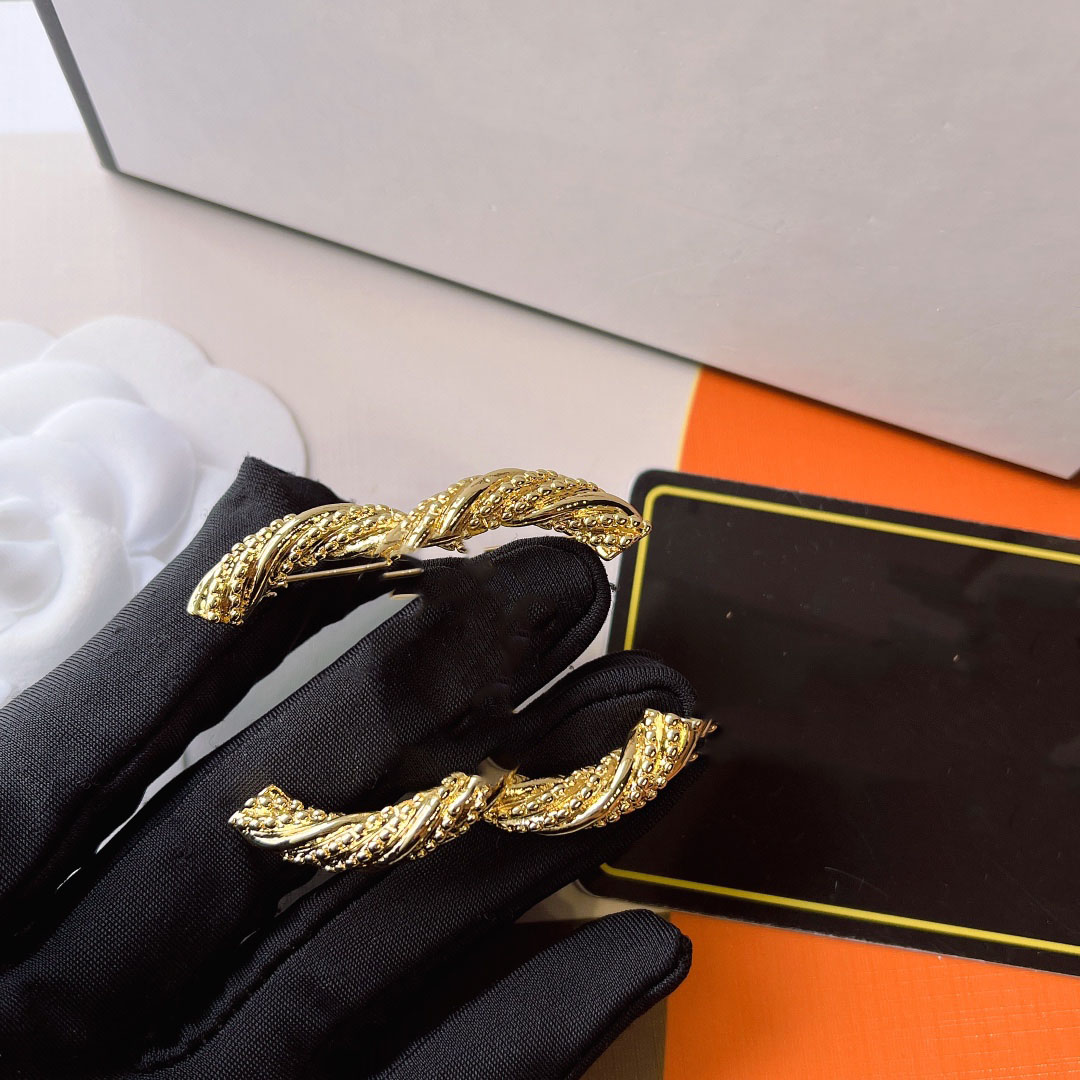 

Luxury Designer Women Men Brand Letter Brooches 18K Gold Plated Brooch Pin Marry Stainless Steel Seal Jewelry Christmas Party Gift Accessorie D134