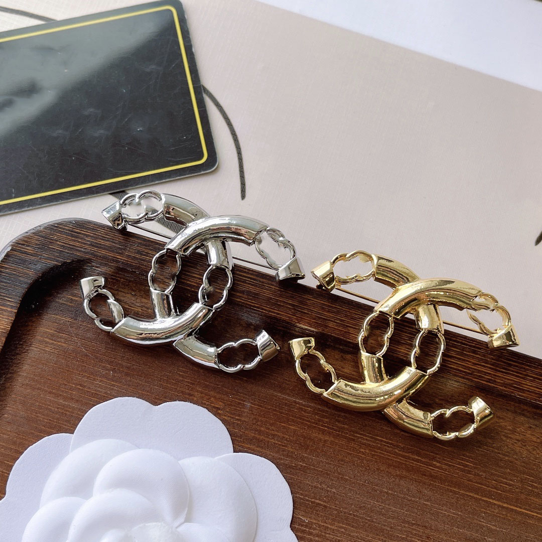 

Fashion Designer Stainless Steel Brooches for Men Women Luxury Crystal Rhinestone Sweater Suit Collar Pin 18K Gold Plated Hollow Brooch Jewelry Gift D122