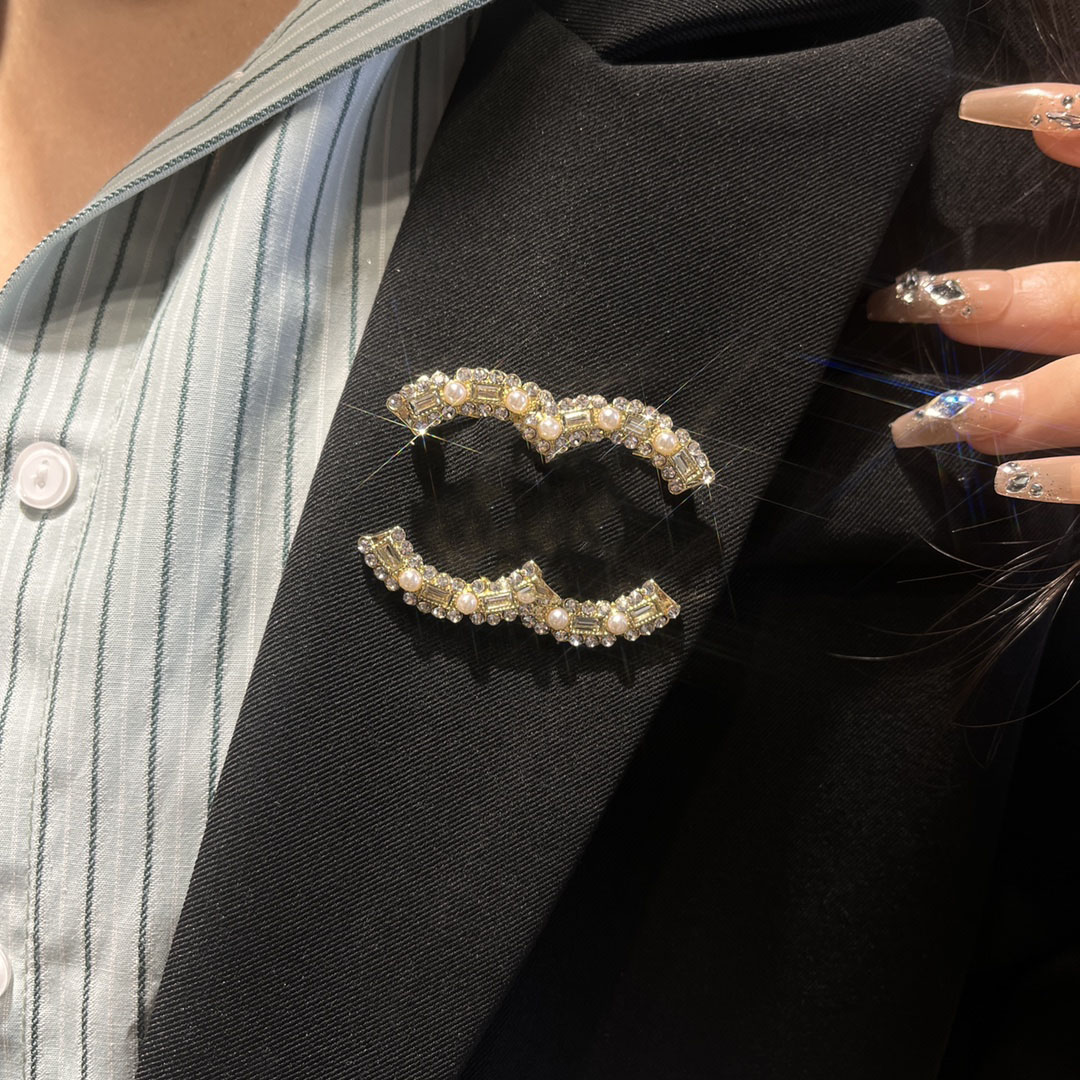 

Luxury Designer Women Men Letter Brooches 18K Gold Plated Pearl Stainless Steel Brooch Pin Marry Christmas Party Crystal Rhinestone Jewelry Gift Accessorie D124